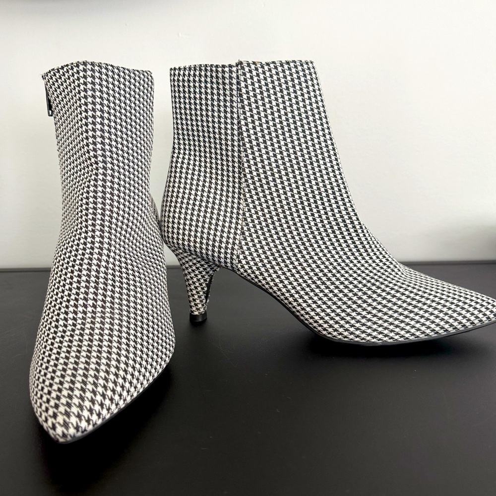 These booties feature a classic black-and-white houndstooth pattern.